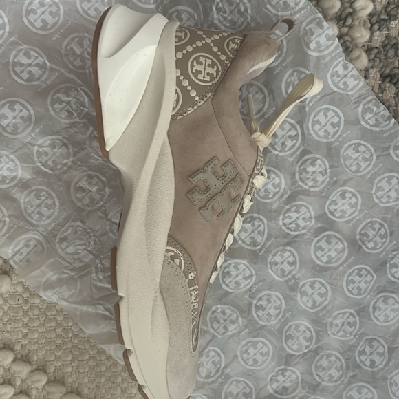 TORY BURCH SIZE 9 WOMENS LIGHT BEIGE MONOGRAM TRAINERS - Picture 2 of 11